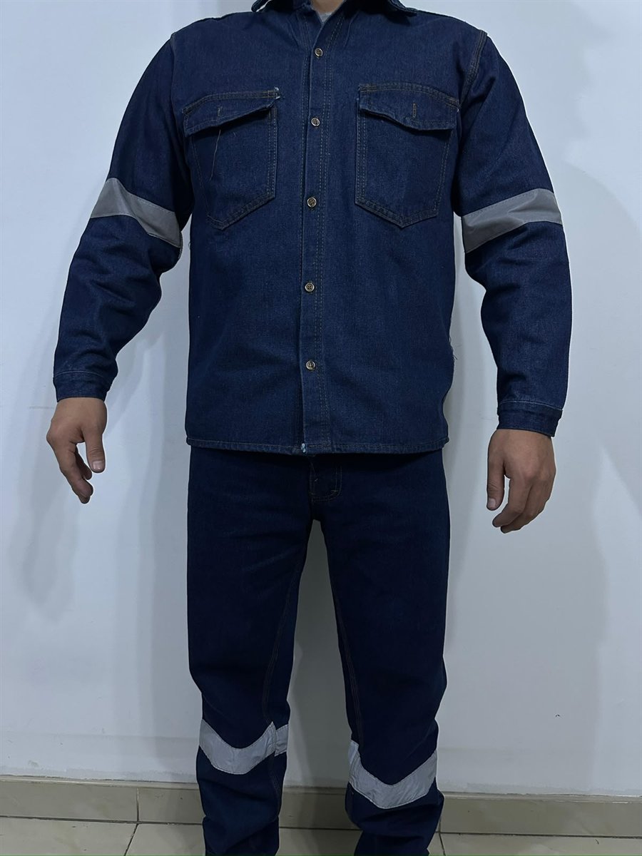 Trabajador con el uniforme jean completo: camisa con cinta reflectiva en las mangas y pantalón con cinta bajo la rodilla