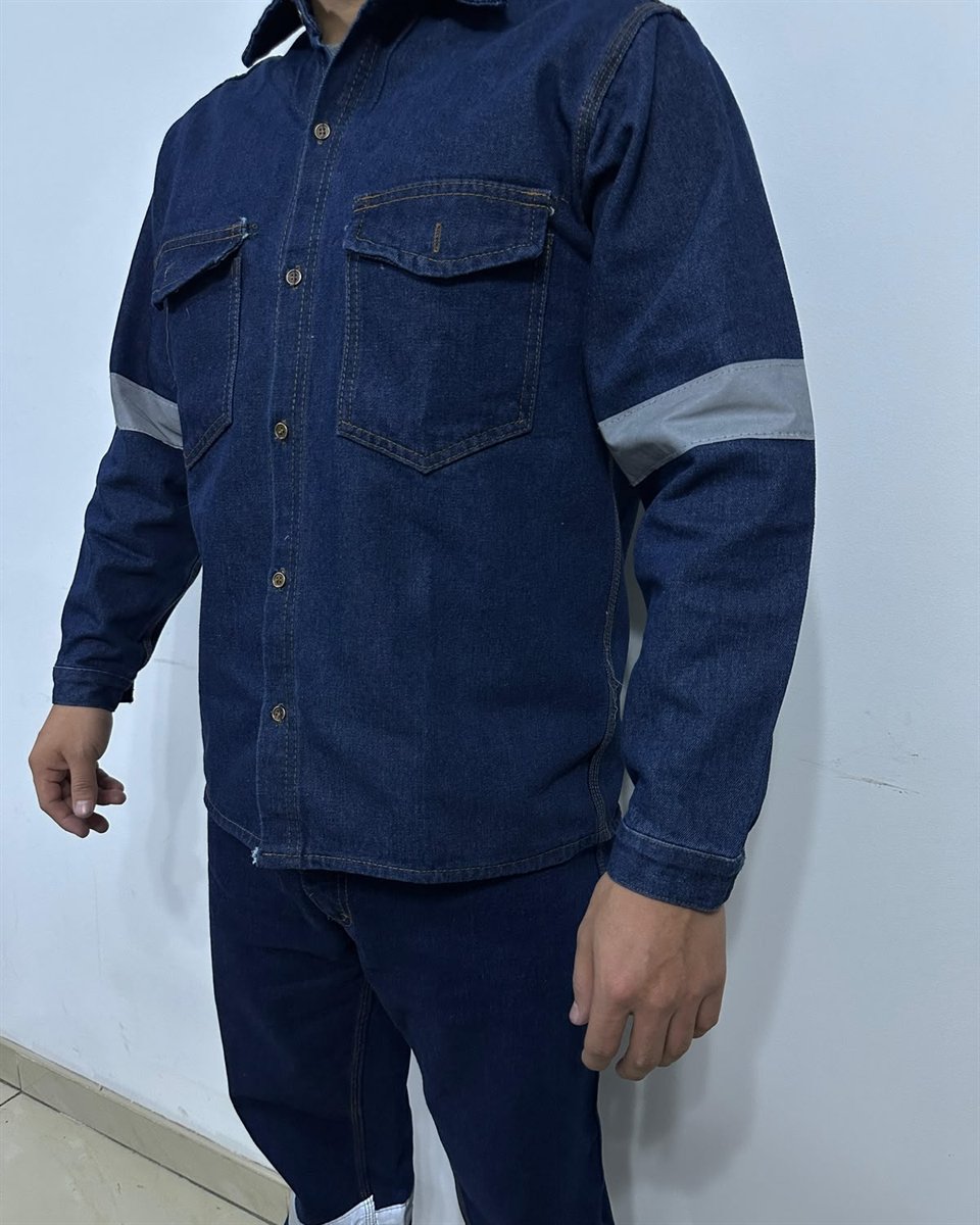 Camisa jean Safety Gelit con cinta reflectiva en las mangas, vista de tres cuartos
